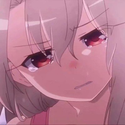 2岁幼童被困车内头发湿透